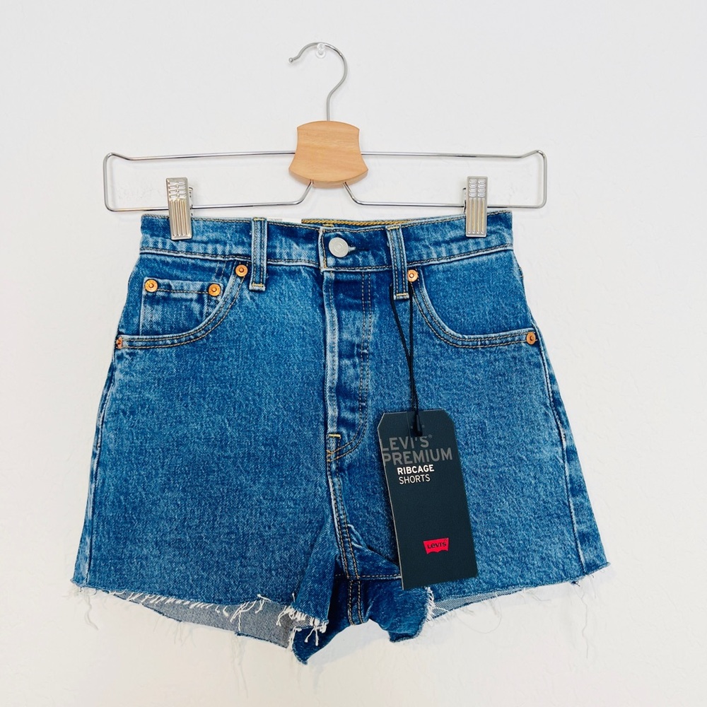 NWT Levi’s Premium Ribcage Shorts